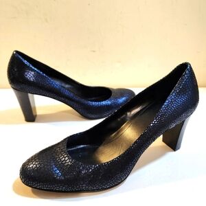 Calvin klein Women's Navy Metallic Snake Skin like Pumps Heels size 9M